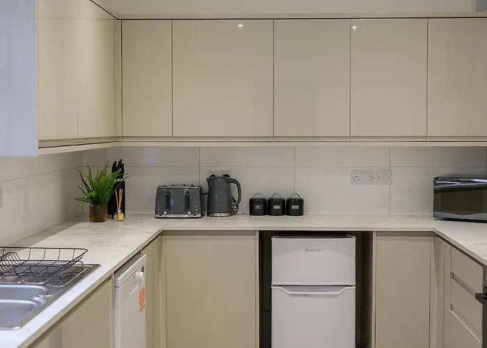 Elegant 3Br Townhouse In Central York-Near Station