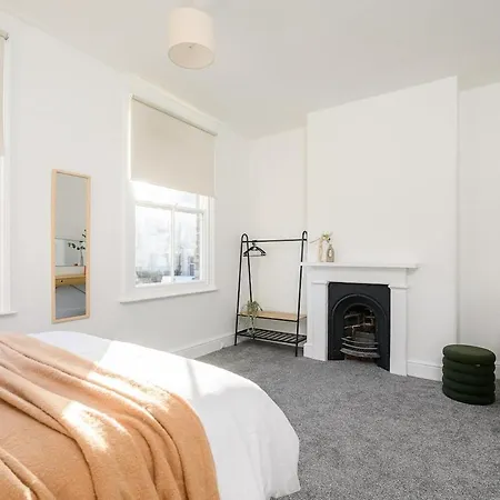 Apartment Heart Of Luxury 3-bed Townhouse Near Station
