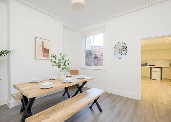 Elegant 3Br Townhouse In Central York-Near Station *